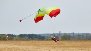 Парашутні стрибки та ознайомчі польоти на аеродромі «Коротич» заплановані на суботу і неділю з 9:00