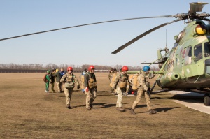 Первые прыжки в 2019-м: на аэродроме «Коротич» сегодня в рамках подготовки к полетам десантировали военных курсантов